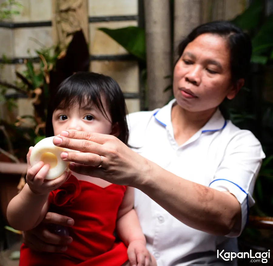 Sosok Suarsih, baby sitter yang setia menjaga dan merawat Arsy sejak kecil/©KapanLagi.com®/Bayu Herdianto