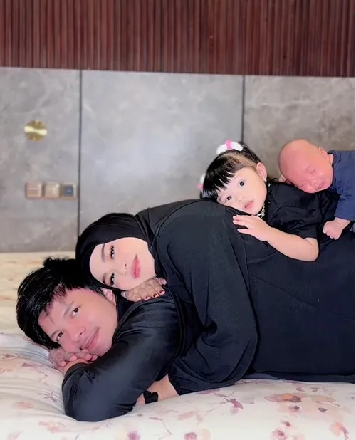 Potret Atta Halilintar, Aurelie Hermansyah, Ameena Hanna Nur Atta, dan Baby Azura (Sumber: Instagram/attahalilintar dan Instagram/azuraatta)