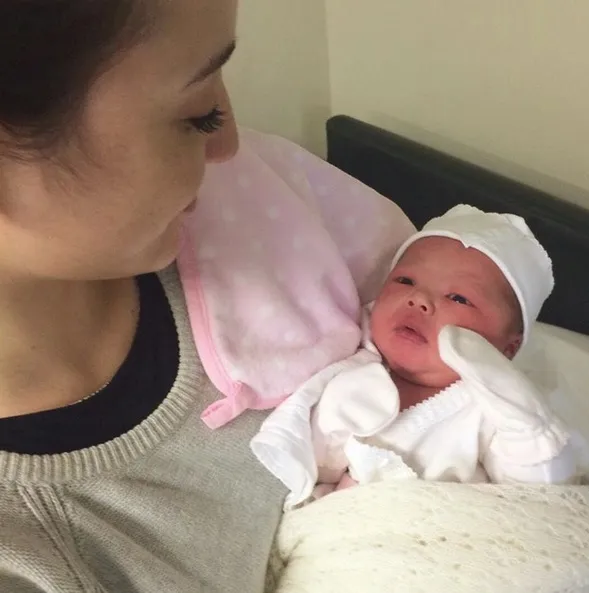 Baby Carla kala digendong oleh Julie Estelle © instagram.com/julstelle