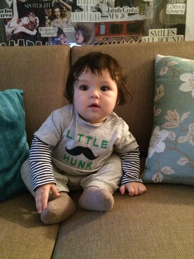 Baby El yang sedang nonton aksi ibunya/©path.com/JesicaIskandar