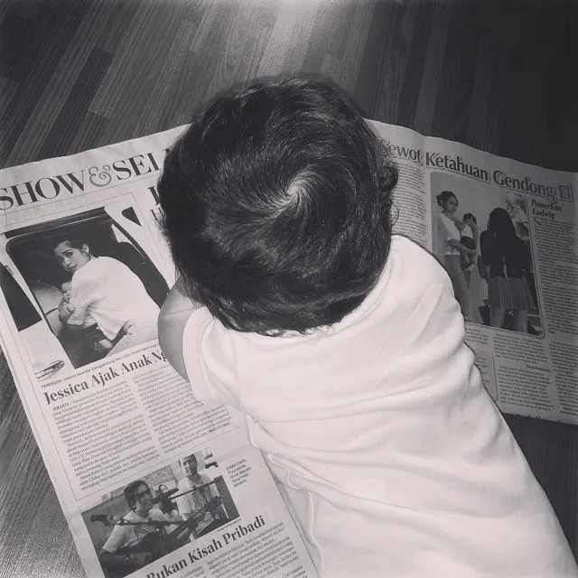 Baby El membaca pemberitaan dirinya sendiri di surat kabar / © lovejedar Instagram