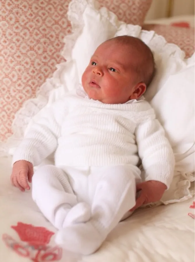 Pangeran Louis terlihat mengantuk tapi tetap cute sekali. © HRH The Duchess of Cambridge