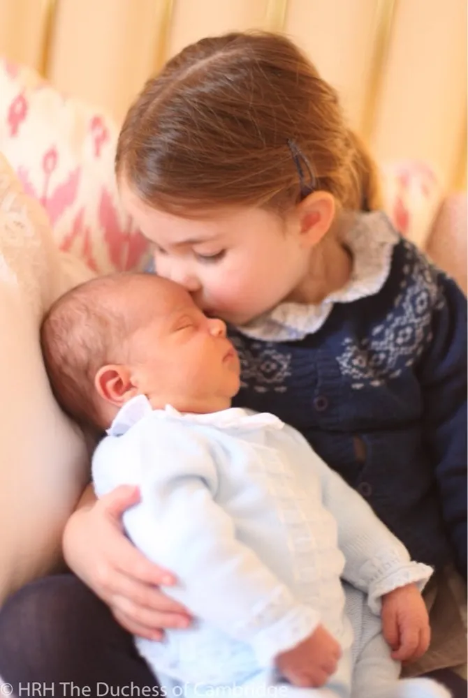 Dengan penuh rasa sayang, Putri Charlotte mencium kening Pangeran Louis. © HRH The Duchess of Cambridge