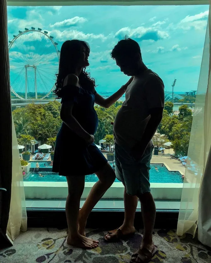 Raditya Dika ikuti gaya istri, pose pegang perut (Credit: instagram.com/anissaaziza)