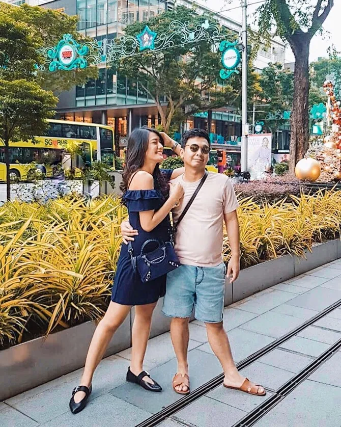 Radit dan Anissa foto ala turis (Credit: instagram.com/anissaaziza)