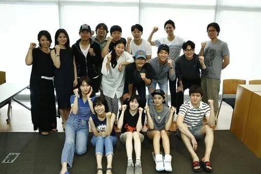 Suasana pembacaan naskah Reply 1988 dengan semua pemain. ©soompi.com