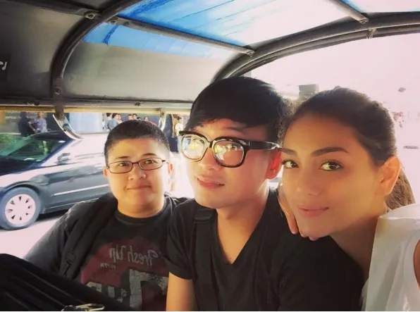 Bacil (paling kiri) dan Celine Evangelista digosipkan menikah sesama jenis. ©instagram.com/celine_evangelista