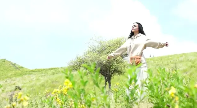 Sisca menenangkan diri di Labuan Bajo (credit: SinemArt)