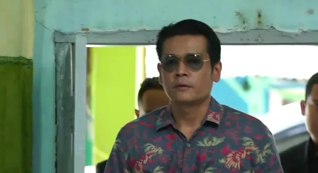 Helmi mendatangi rumah Dicky (credit: SinemArt)