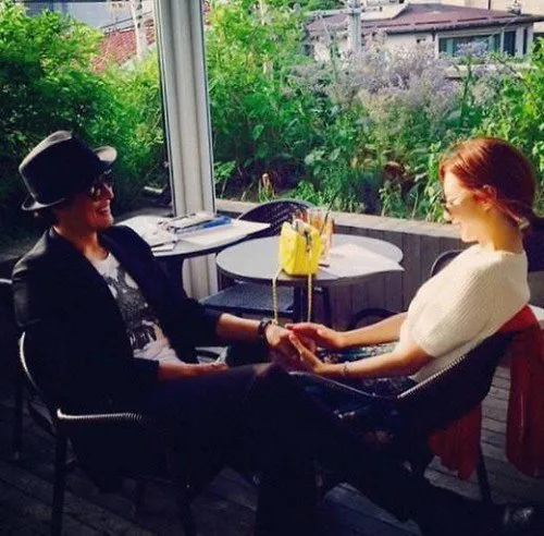 Bae Yong Jun dan Park Soo Jin mengirimkan undangan yang so sweet banget. ©hancinema.net