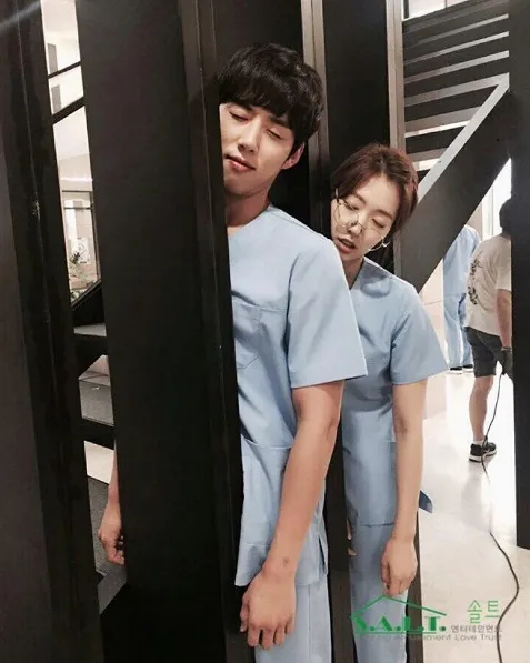 Gaya cute Baek Sung Hyun dan Park Shin Hye © instagram.com/sunghyun0130