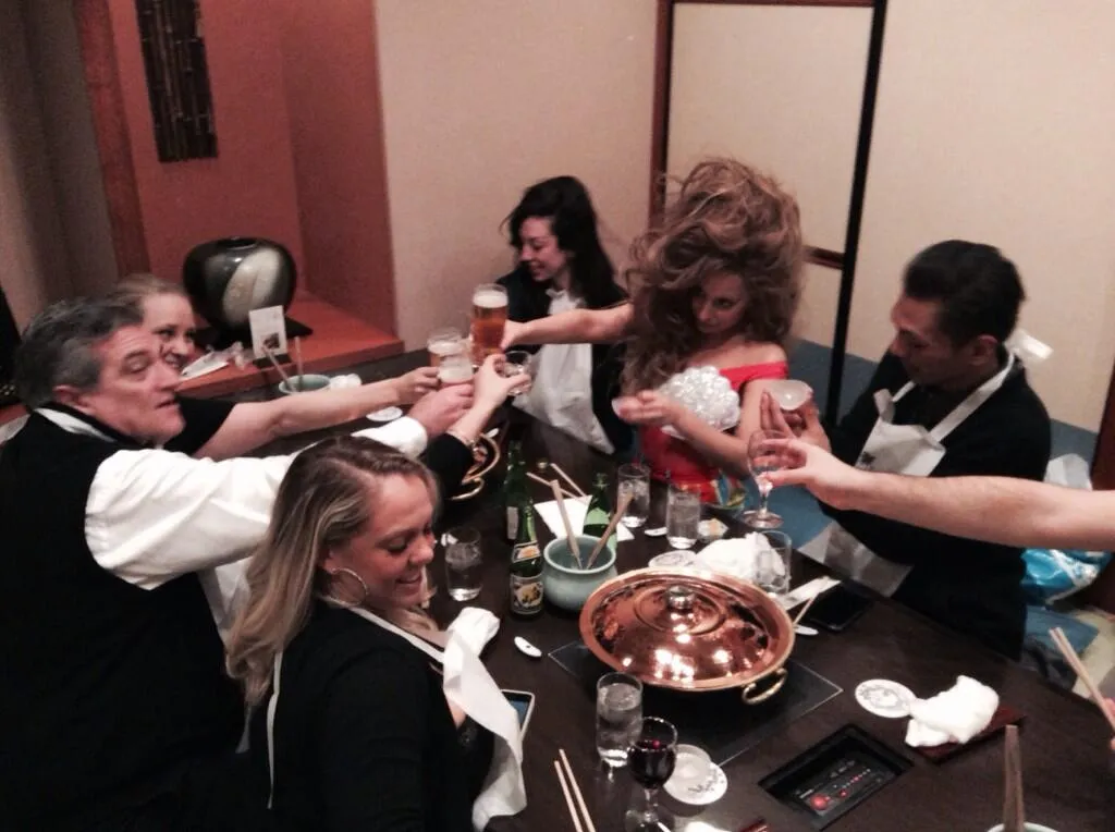 Lady Gaga berpesta dengan rekan-rekannya. ©Twitter / ladygaga