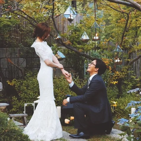 Bae Yong Jun dan Park Soo Jin habiskan bulan madu dengan sahabat. ©instagram/yongjoon_bae