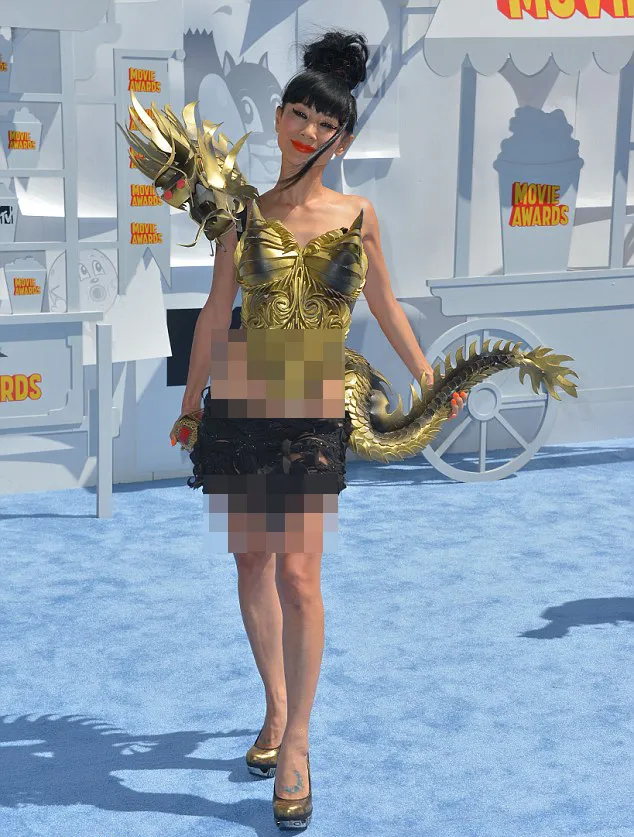 Bai Ling dengan kostum naganya @ dailymail.co.uk