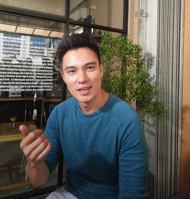 Baim Wong memberi support penuh pada Tio Pakusadewo. © KapanLagi.com /Bayu Herdianto