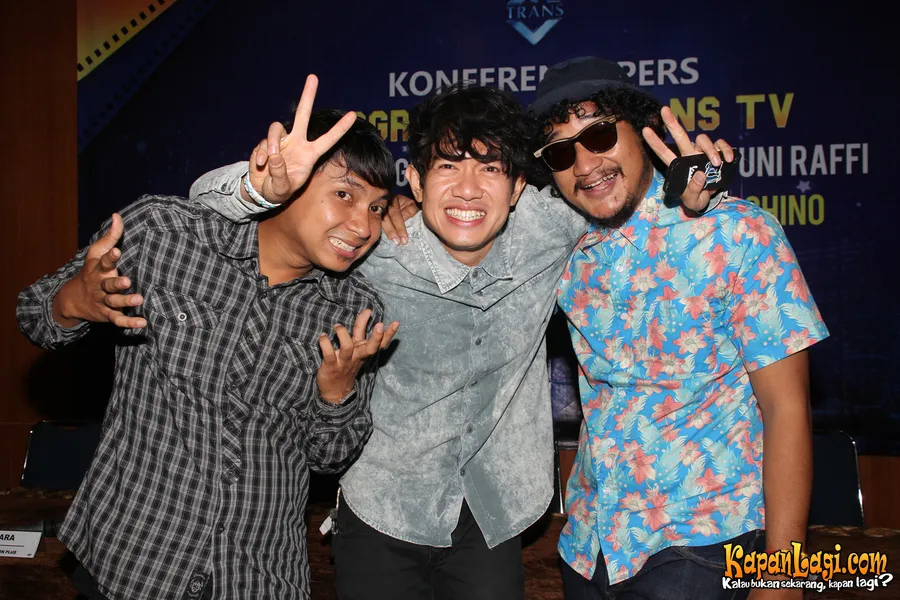 Beruntung Aden memiliki dua orang rekan, Melky dan Isa yang selalu mendukungnya