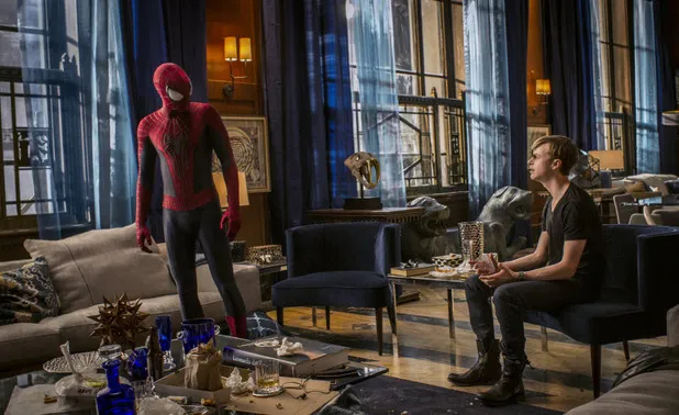 Peter Parker besama dengan Harry Osborn.