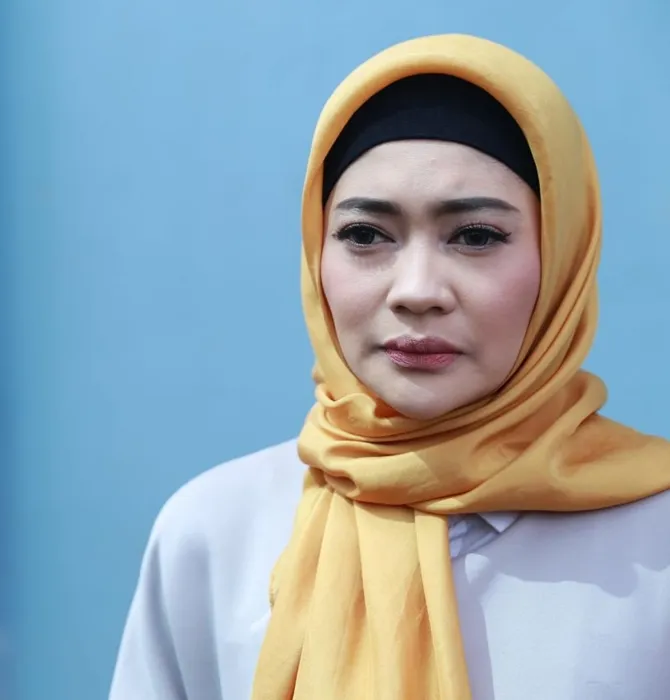 Indah Dewi Pertiwi sudah mulai mengoleksi gamis dan kerudung. © KapanLagi.com