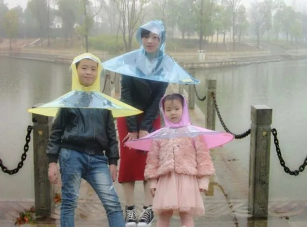 Jas Hujan Payung yang sedang ngetren di China memiliki bentuk yang unik © odditycentral