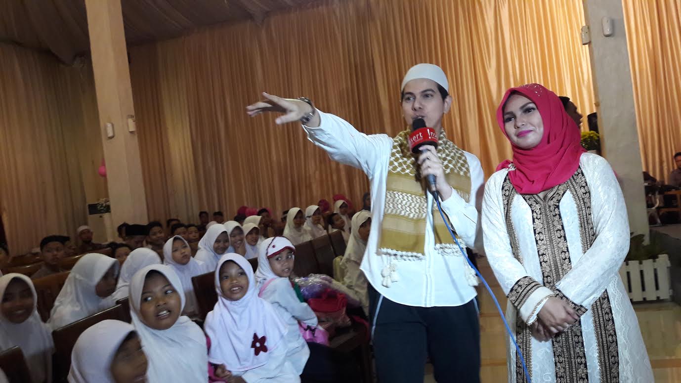 Tanty Octavia lakukan buka bersama dengan anak yatim dan terkejut karena salah satunya berbakat jadi penceramah © KapanLagi.com®/Fikri Alfi Rosyadi