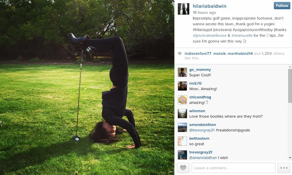 Yoga sambil golf, why not? @ instagram.com/hilariabaldwin