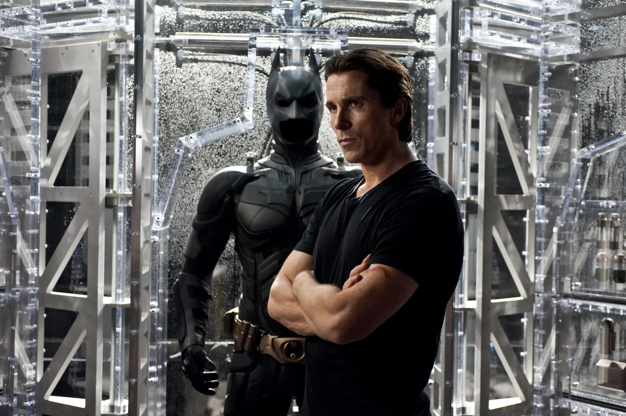 Christian Bale yang akhirnya memerankan karakter Bruce Wayne dan alter ego-nya, Batman, di THE DARK KNIGHT © Warner Bros Pictures