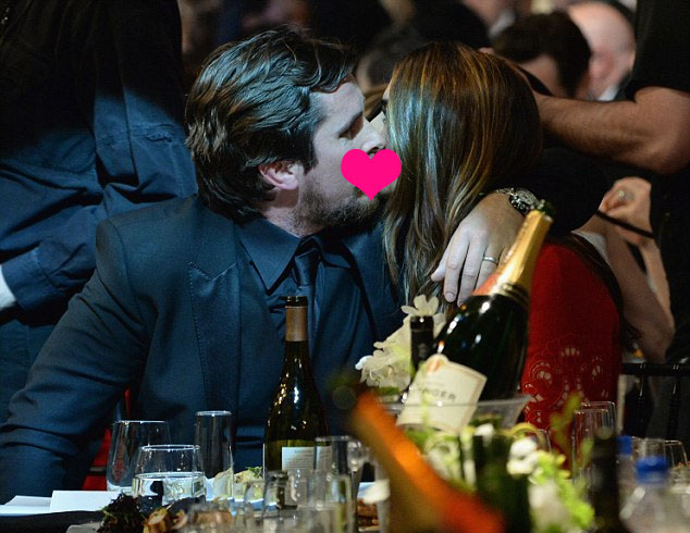 Christian Bale dan Sibi berciuman pada SAG Awards ©dailymail.co.uk
