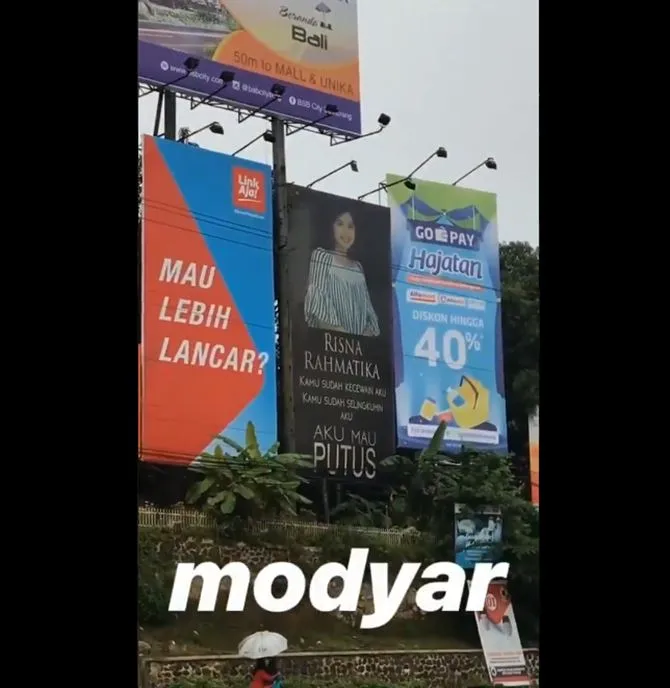 Sang wanita ingin baliho tersebut diturunkan (credit: twitter.com/myxzyptlx)