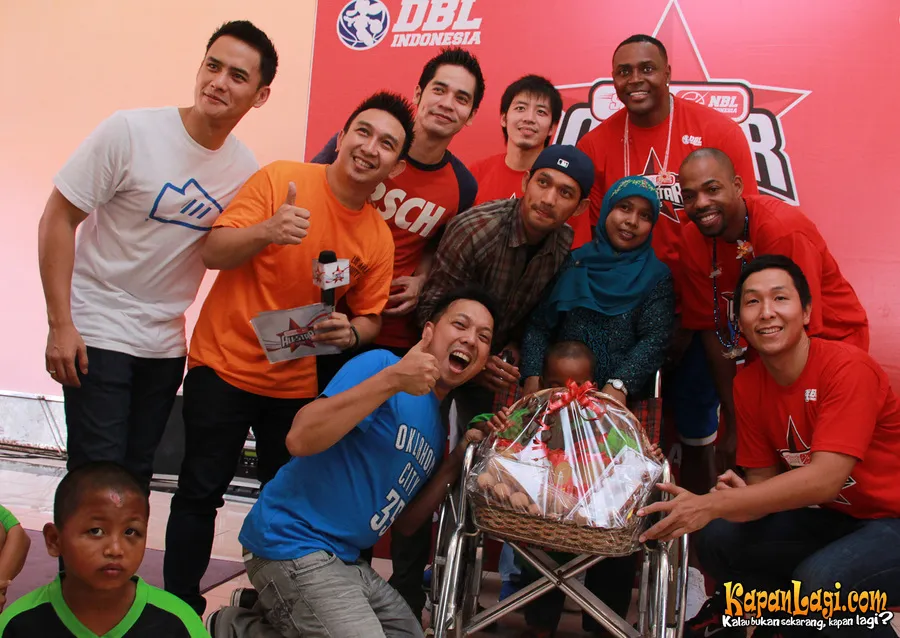 Para Happy Ballers melakukan aksi sosial