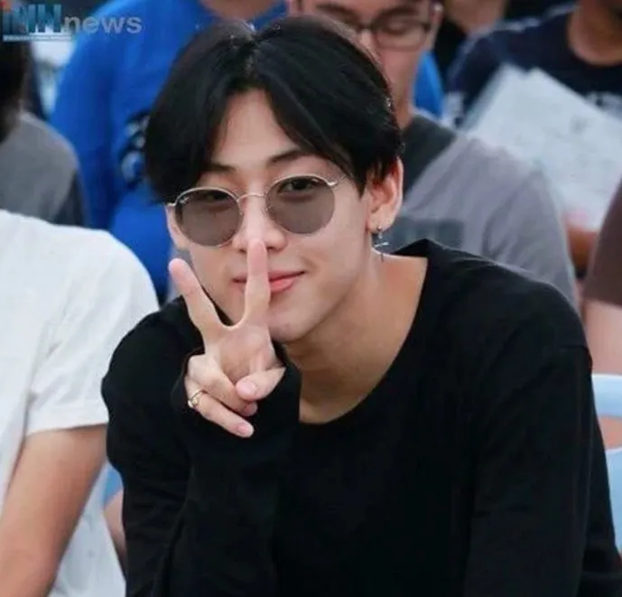 Bambam berpose saat menunggu giliran mengambil kartu © News Pic