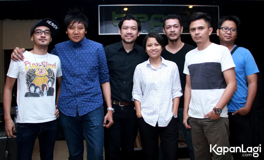 Base Jam sukses membawa kenangan era 90-an dalam konser. ©KapanLagi.com/Muhammad Akrom Sukarya