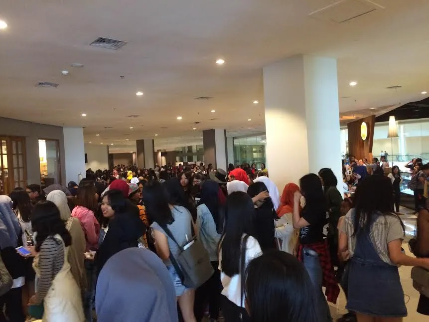 Suasana antrian untuk fan meeting Bangtan Boys (BTS) malam nanti, Jum'at (11/9). ©KapanLagi.com/Nuzulur Rakhmah