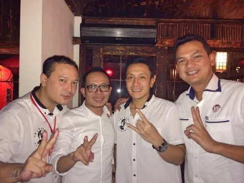 Banyu Biru melakukan aksi pembagian tabloid Jokowi - JK.