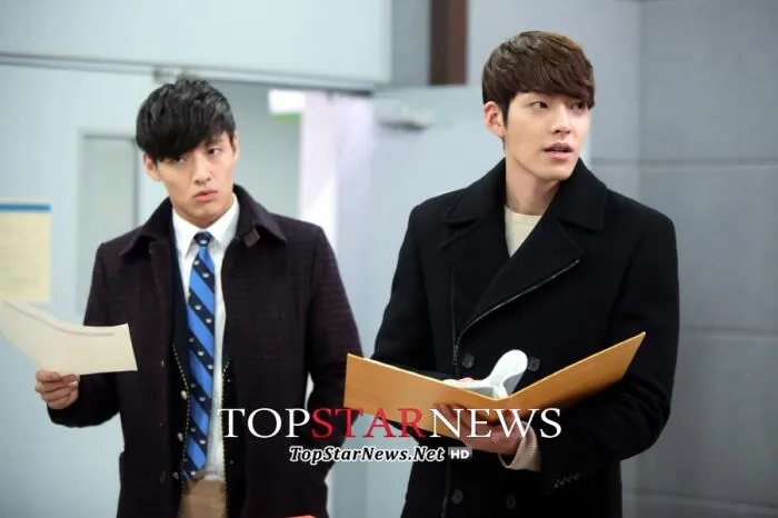 Kim Woo Bin (depan) dan Kang ha Neul (belakang) saat syuting The Heirs @topstarnew.net