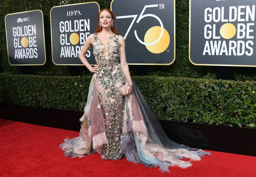 Barbara Meier juga tak kenakan outfit berwarna hitam. Credit: AFP