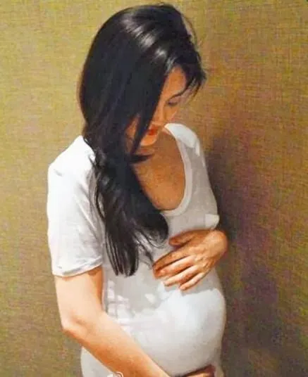 Barbie Hsu saat hamil anak pertama. © Weibo