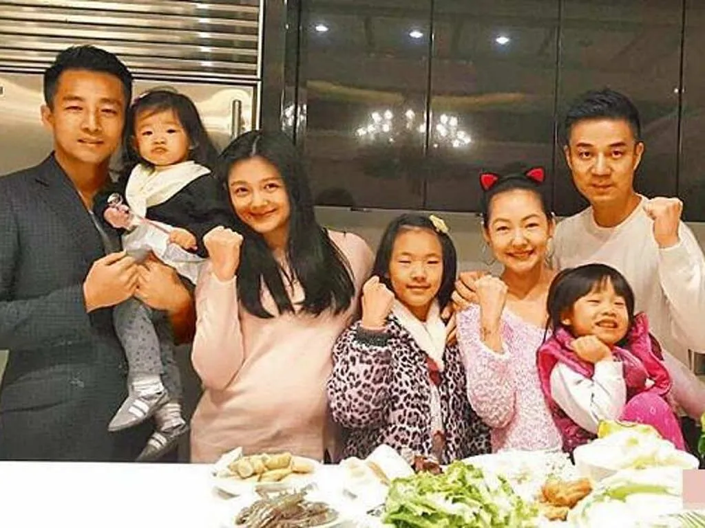 Barbie Hsu di kehamilan kedua saat berkumpul dengan keluarga. © asiaone.com