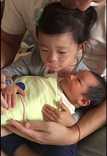 Yue'er anak pertama Barbie Hsu yang menggendong adiknya. ©toggle.sg