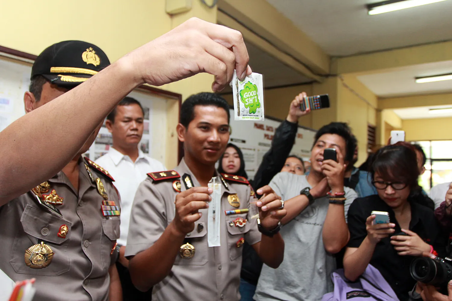 Barang bukti yang ditemukan di mobil Roger Danuarta Foto: KapanLagi.com/Agus