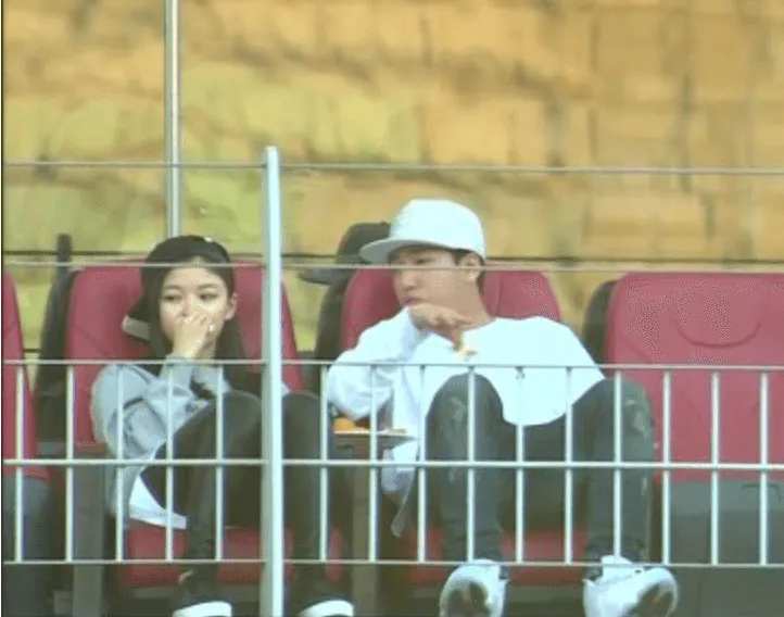 Baro dan Kim Yoo Jung saat tertangkap kamera SBS menonton pertandingan olahraga. ©koreaboo.com