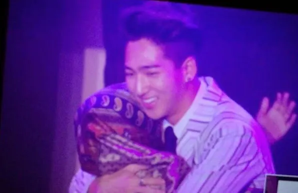 Baro B1A4 memeluk fans berhijab © soompi.com