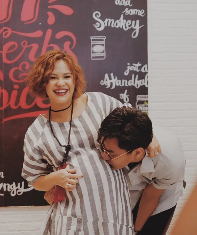 Mytha dan Barry kompak soal nama anak. (Credit: Instagram/mythalestari)