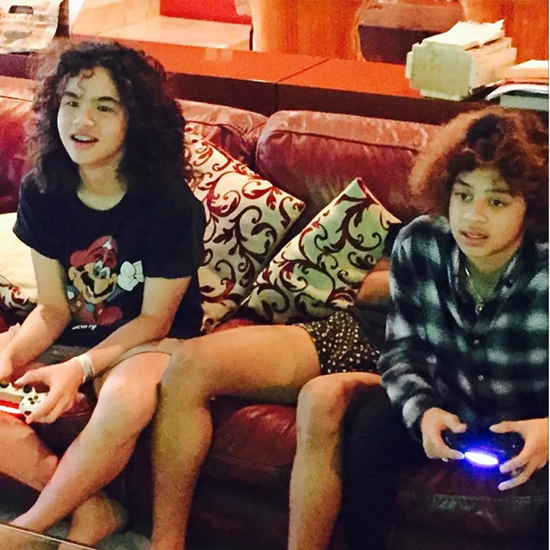 AQJ dan Bastian Steel sedang asyik main PS bareng / © instagram.com/maiathequeen