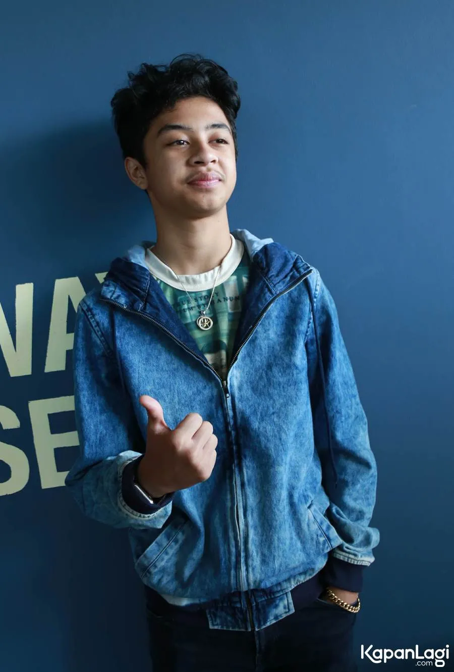 Bastian suka ngedit video pakai HP © KapanLagi.com®/Agus Apriyanto