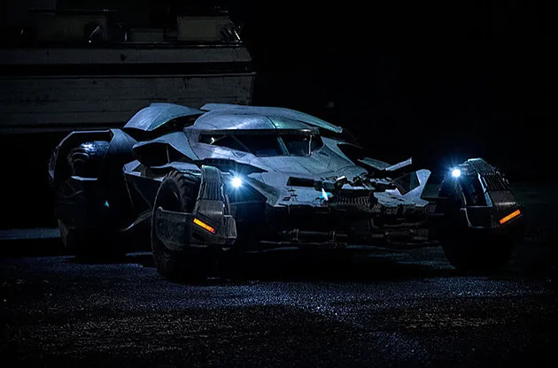 Penampakan keren mobil Batman terbaru dalam BATMAN VS SUPERMAN: DAWN OF JUSTICE. ©Warner Bros