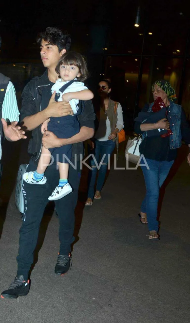 Super sayang, Aryan gendong AbRam di Bandara. @pinkvilla