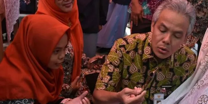 Gubernur Jawa Tengah, Ganjar Pranowo melukis kain batik ©2017 Instagram/ganjar_pranowo