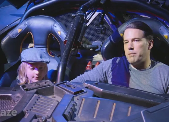 Ben dan fans di dalam mobil Batman © omaze