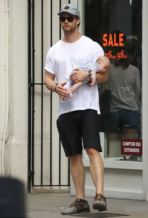 Masih bayi lho dia, Chris :( @ splashnews.com