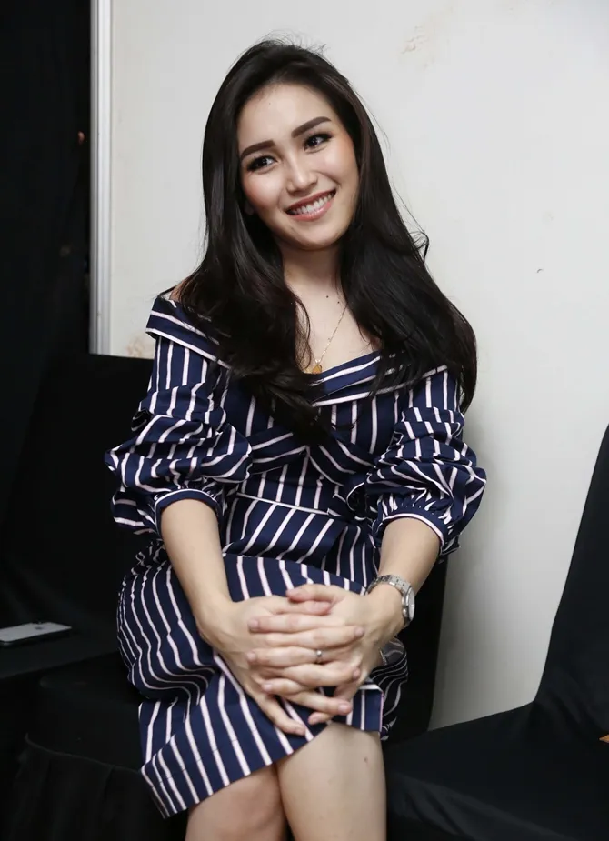 Ayu Ting Ting bnatu Ruben Onsu cari  kurma saat ngidam © KapanLagi.com/Muhammad Akrom Sukarya